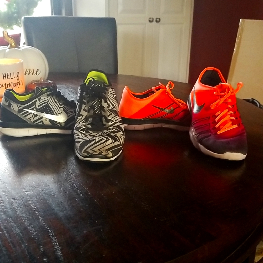 2 pair of Nike tennis shoes